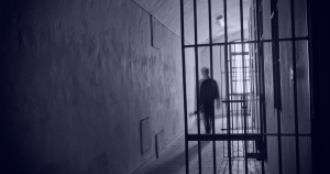 un uomo è in piedi in una cella di prigione.